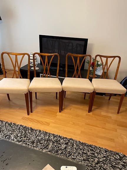 &Tradition Arne Jacobsen matstolar teak med ljus klädsel
