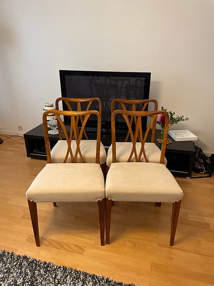 &Tradition Arne Jacobsen matstolar teak med ljus klädsel