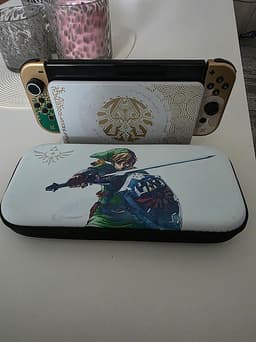 Nintendo Switch oled spelkonsol med Zelda‑tema och fodral