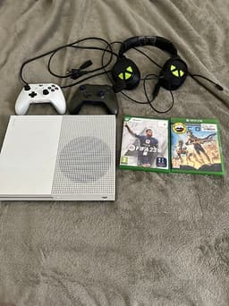 Xbox One S vit med två handkontroller och headset