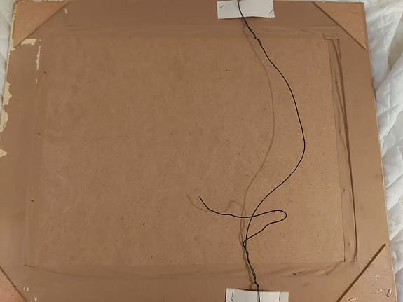 äldre spegel med dekorativ guldram