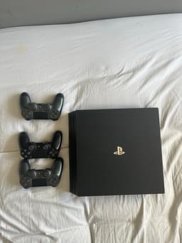 Sony Playstation 4 pro spelkonsol svart med tre handkontroller