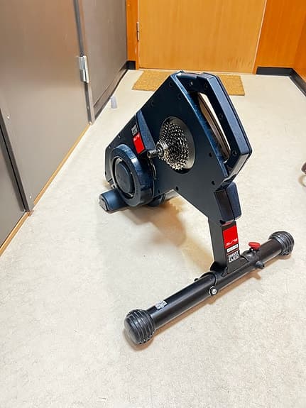 Elite Smart Fluid cykeltrainer svart