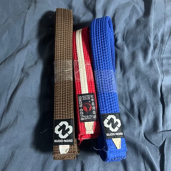 Budo-Nord kampsportbälten brun röd blå