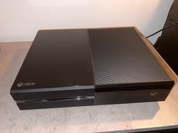 Microsoft Xbox One spelkonsol svart med nätadapter, 2 handkontroller och spel