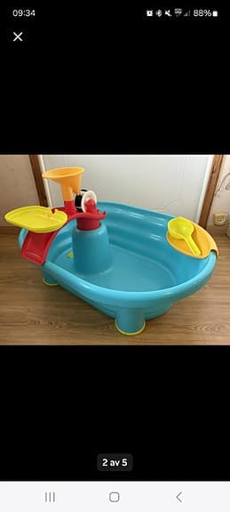 Vattenlek, balja med leksaker