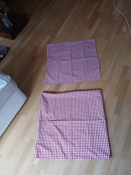 Hemtex rutiga nästan kvadratiska  kuddfodral rödvit bomull