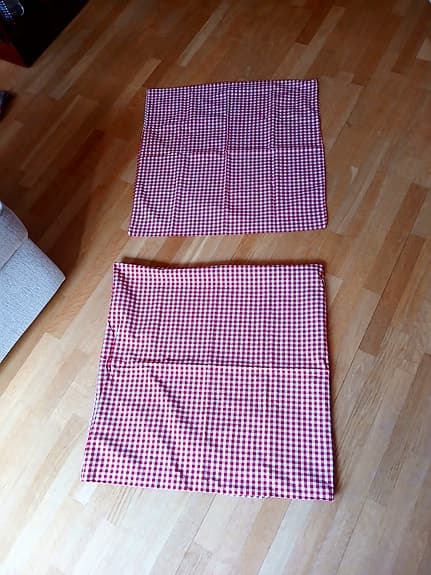 Hemtex rutiga nästan kvadratiska  kuddfodral rödvit bomull
