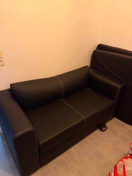 Svart bäddsoffa