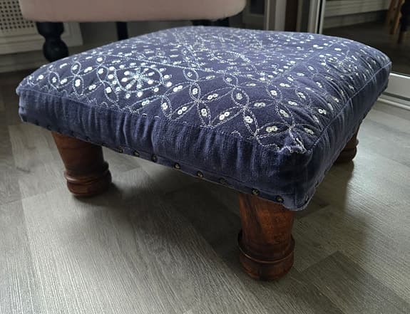 Indiska fotpall/pall i blå sammet med broderi och paljetter