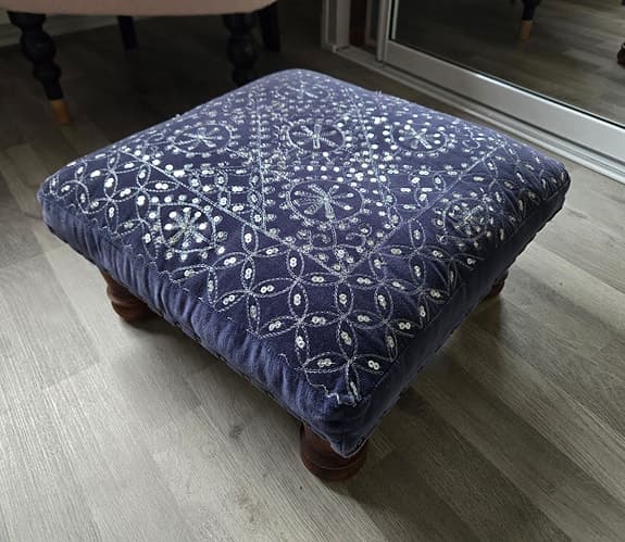 Indiska fotpall/pall i blå sammet med broderi och paljetter