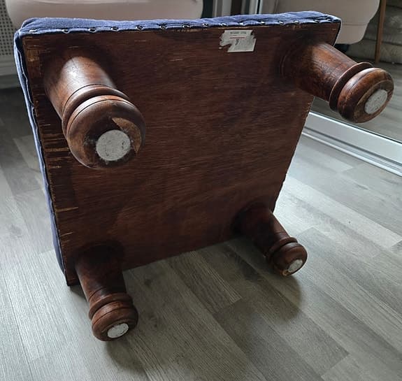 Indiska fotpall/pall i blå sammet med broderi och paljetter