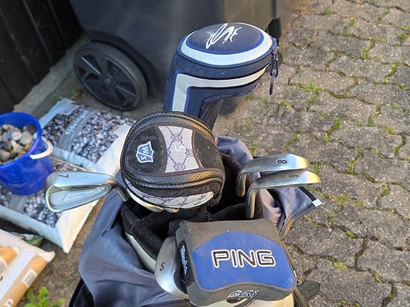 Golfbag & 9 klubbor (PING, King Cobra, Wilson Staff, Mizuno)