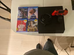 Sony Playstation 4 Pro spelkonsol svart med handkontroll och spel