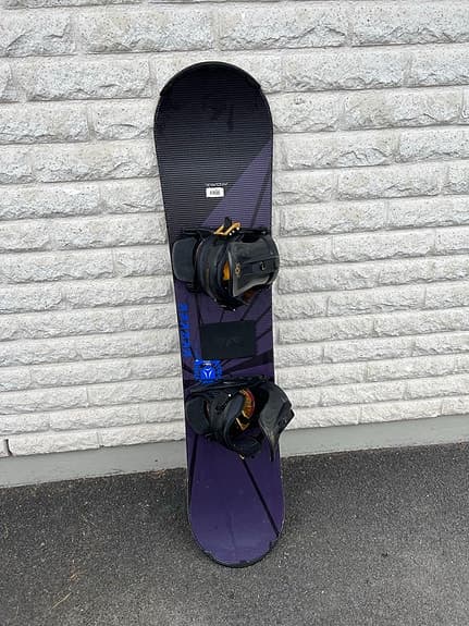 Atomic snowboard med bindningar lila/svart
