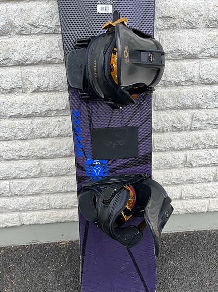 Atomic snowboard med bindningar lila/svart