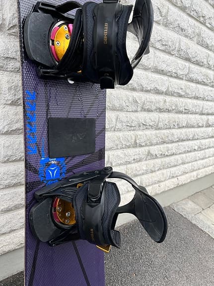 Atomic snowboard med bindningar lila/svart