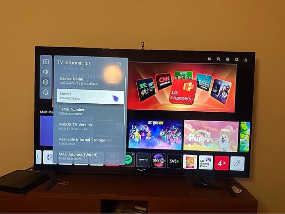 LG smart TV (70 inch) + trä-TV-bänk
