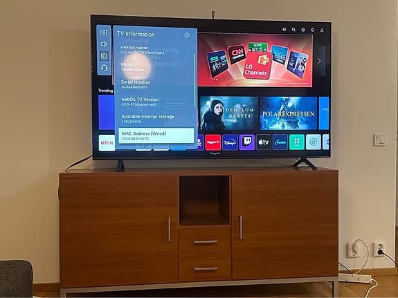 LG smart TV (70 inch) + trä-TV-bänk