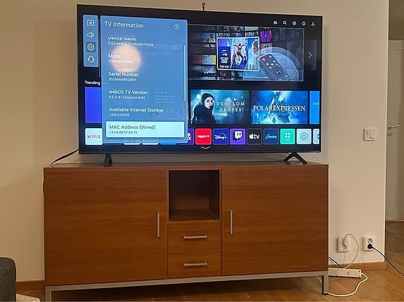 LG smart TV (70 inch) + trä-TV-bänk