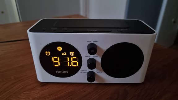 Philips AJ6000/12 Klockradio med FM-radio och USB-laddning