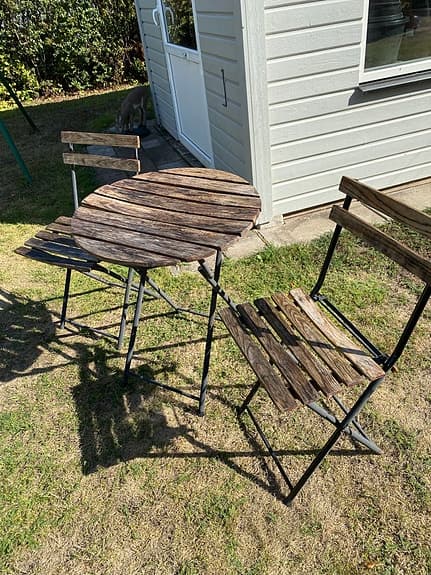 Cafémöbelset bord och 2 stolar trä och metall