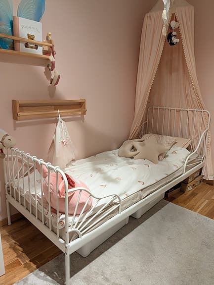 IKEA barnsäng (MINNEN) med vit madrass (ÖMSINT)