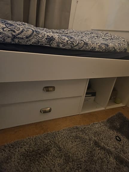Säng med förvaring