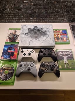 Xbox One X, fyra handkontroller och spel