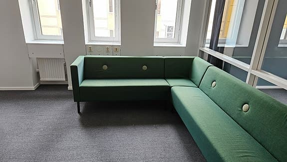 Mitab modulsoffa + 3 sittpallar – perfekt för kontor, väntrum eller lounge