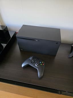 XBOX Series X med kontroller