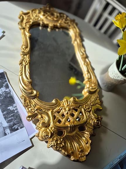 Antik spegel i guldfärg