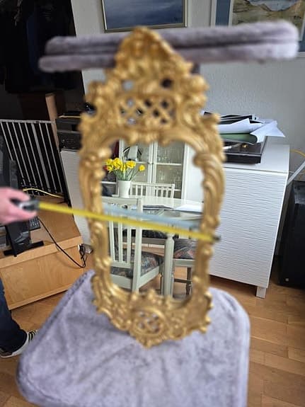 Antik spegel i guldfärg