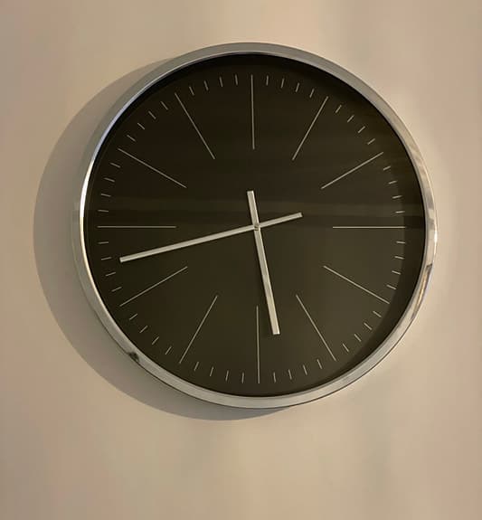 Väggklocka rund svart med kromfärgad ram