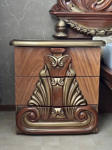 2 sängbord i klassisk stil