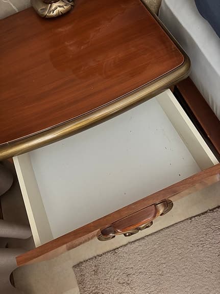 2 sängbord i klassisk stil