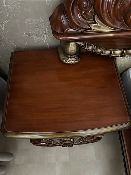 2 sängbord i klassisk stil