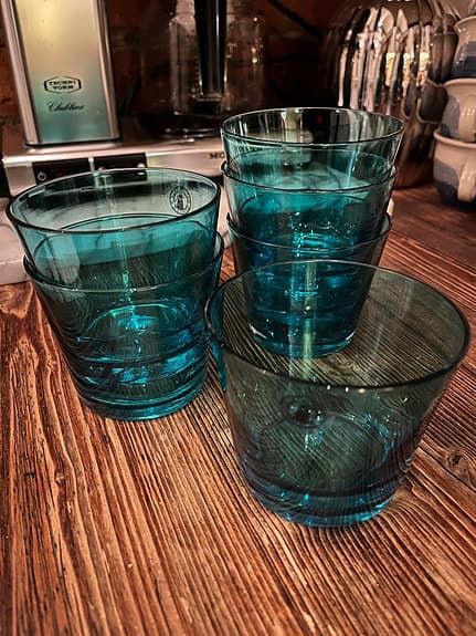 Glas och koppar köksservis blå och grön
