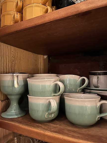 Glas och koppar köksservis blå och grön