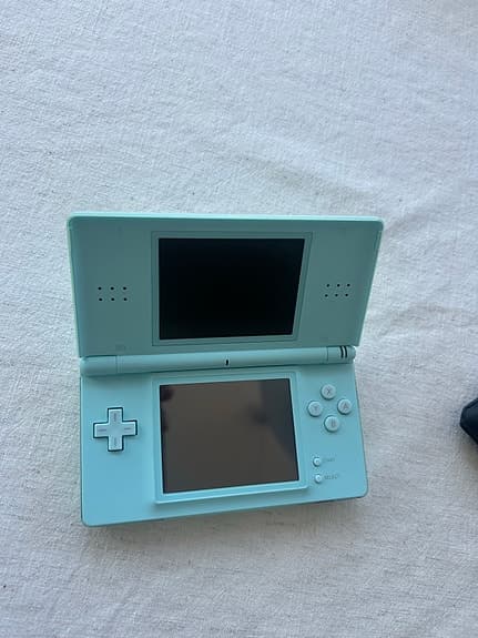 Nintendo DS Lite Turkos (Ice Blue) – Mycket fint skick + 4 spel & tillbehör