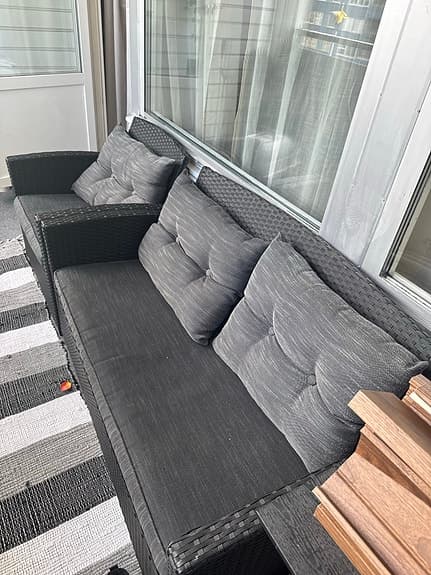 Utemöbelset soffa fåtölj bord och kruka konstrotting grå
