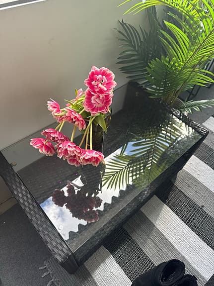 Utemöbelset soffa fåtölj bord och kruka konstrotting grå