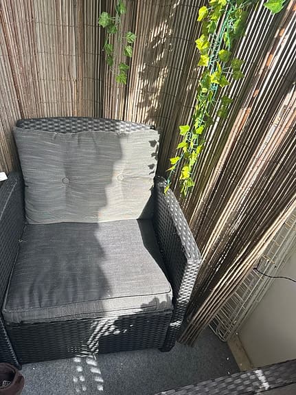 Utemöbelset soffa fåtölj bord och kruka konstrotting grå