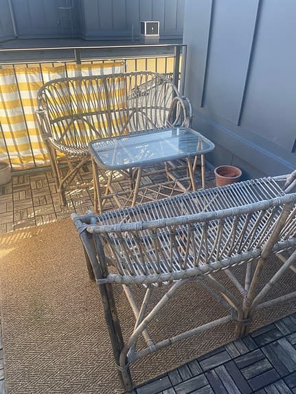 Balkongmöbelset rotting soffa fåtölj bord glasbord från indiska