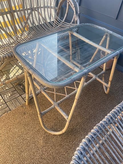 Balkongmöbelset rotting soffa fåtölj bord glasbord från indiska