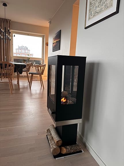Fristående kamin svart med glas på flera sidor