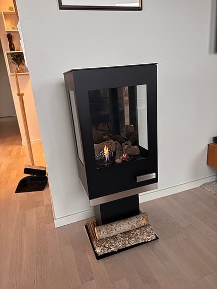 Fristående kamin svart med glas på flera sidor