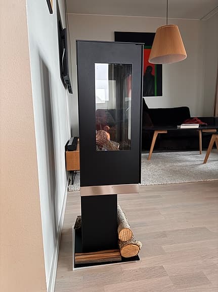 Fristående kamin svart med glas på flera sidor