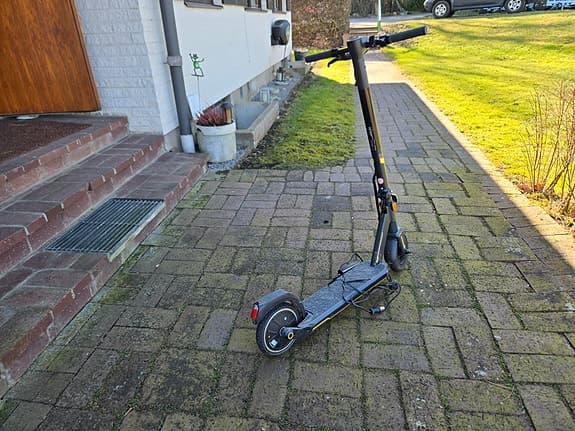Yosemite elsparkcykel svart