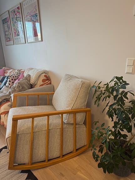Helt nya gungstolar/fåtöljer i trä – 2 st